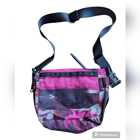 Lululemon festival bag in Pigment Wind Berry - Picture 7 of 11